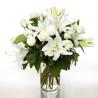  Aydın çiçek gönderme sitemiz güvenlidir  1 dal cazablanca 7 adet beyaz gül vazosu