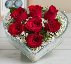 Kalp içerisinde 7 adet kırmızı gül  Aydın çiçek gönderme sitemiz güvenlidir 