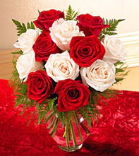  Aydın uluslararası çiçek gönderme  5 adet kirmizi 5 adet beyaz gül cam vazoda
