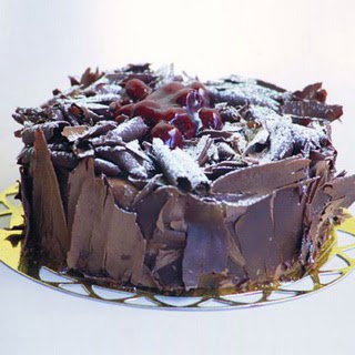 pasta yolla 4 ile 6 kisilik visneli çikolatali yas pasta  Aydın çiçek siparişi sitesi 