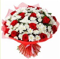 11 adet kırmızı gül ve beyaz kır çiçeği  Aydın internetten çiçek satışı 